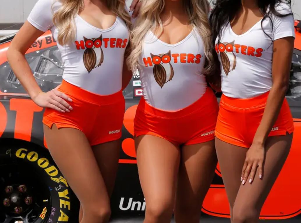 2022. gada seksīgākās ‘Hooters’ meitenes