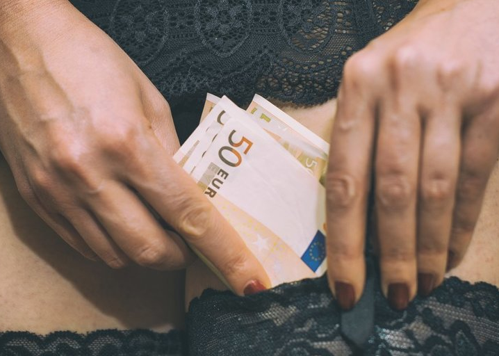 Vīrieši atklāj iemeslus, kāpēc viņi dodas pie prostitūtām